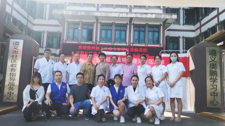 中秋国庆健康行. 真情服务社区老年人